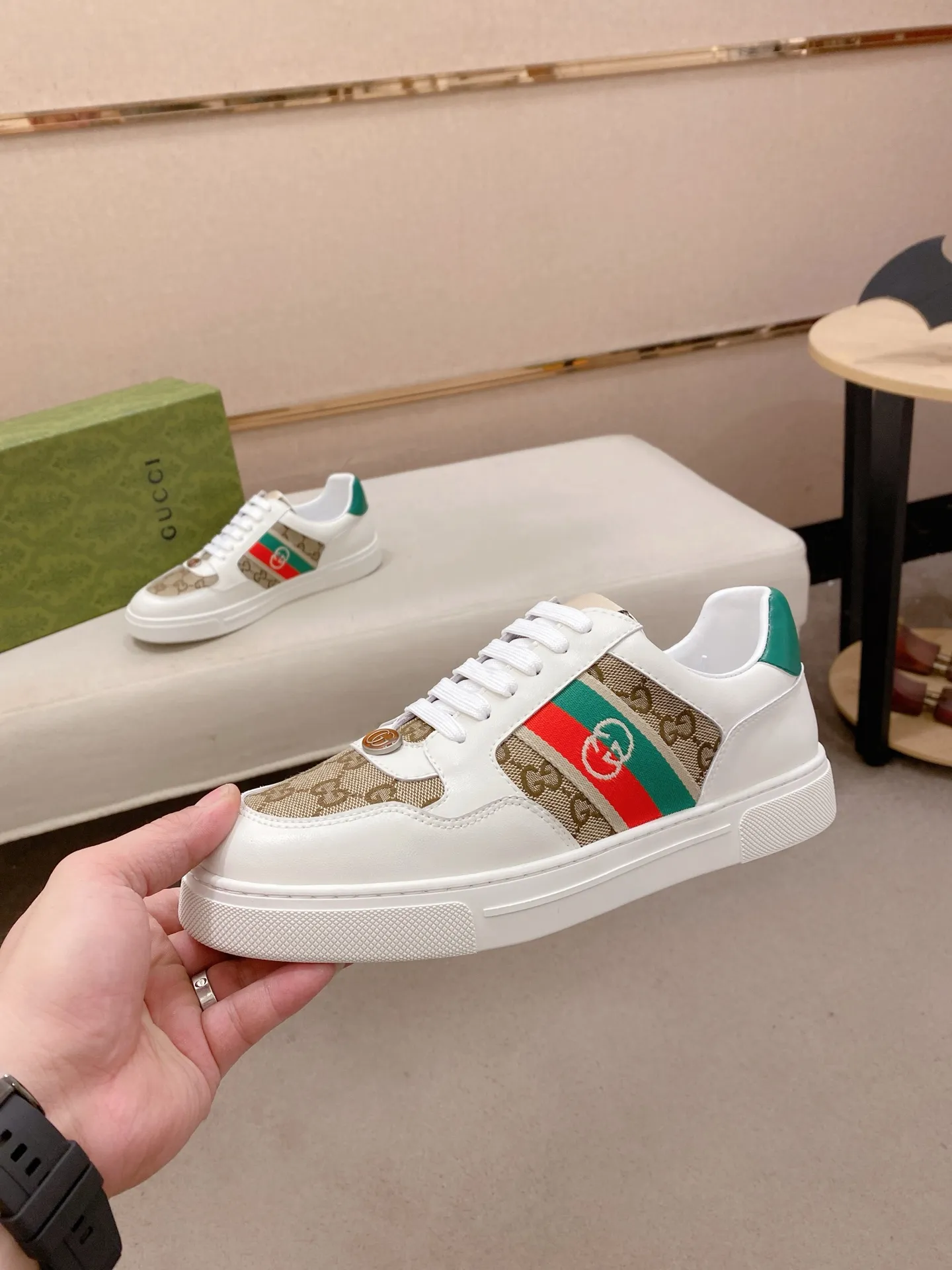 Factory price: 420💰 (GUCCI) The latest model from the official website 🎁🎁Casual and fashionable men's shoes👟, hot style 💥The version is simple and elegant, exclusive for trendy men. Unique official website latest brand elements 👑Gucci original decoration, fashionable and generous, the fabric is original cowhide ✅sheepskin lining, the official website specifies wear-resistant casual outsole, the classic model is taken in kind at the counter🎬38-44 (45 is not returned or exchanged)